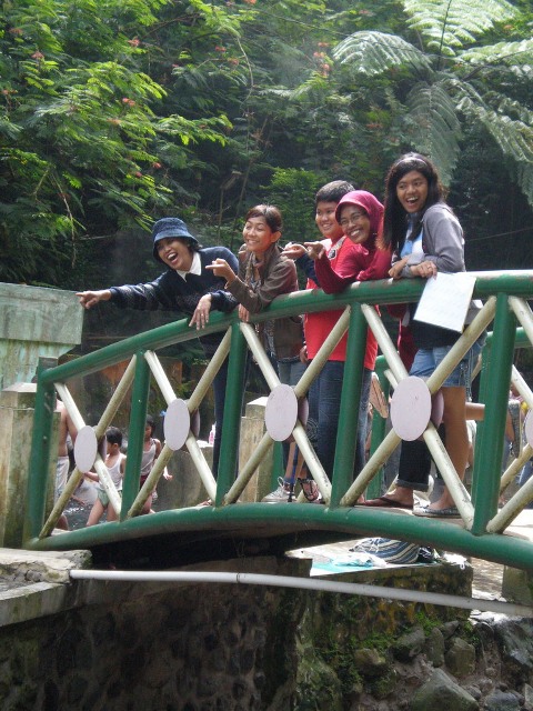 Girang liat nenek2 mandi
