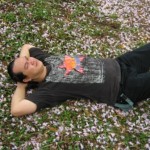 Kaos boleh item, hati pink