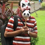 Buka dulu tooopengmu! *kibas poni*